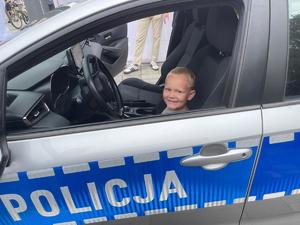 Piknik z udziałem policjantów, w którym biorą udział dzieci i dorośli