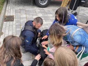 Piknik z udziałem policjantów, w którym biorą udział dzieci i dorośli