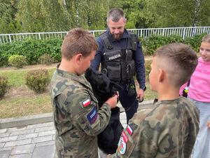 Piknik z udziałem policjantów, w którym biorą udział dzieci i dorośli