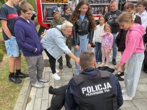 Piknik z udziałem policjantów, w którym biorą udział dzieci i dorośli