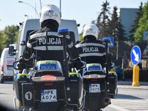 Dwóch policjantów jadących motocyklami w ruchu ulicznym