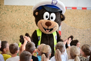 Policjanci podczas spotkania z dziećmi w szkole w Grabownicy Starzeńskiej