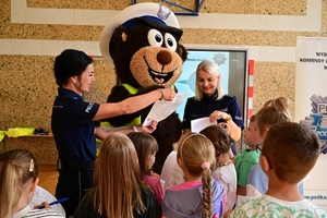 Policjanci podczas spotkania z dziećmi w szkole w Grabownicy Starzeńskiej