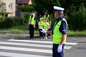 Policjanci podczas spotkania z dziećmi w szkole w Grabownicy Starzeńskiej