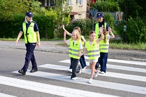 Policjanci podczas spotkania z dziećmi w szkole w Grabownicy Starzeńskiej