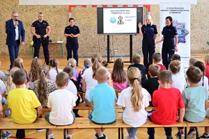 Policjanci podczas spotkania z dziećmi w szkole w Grabownicy Starzeńskiej