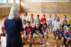 Policjanci podczas spotkania z dziećmi w szkole w Grabownicy Starzeńskiej