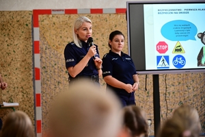Policjanci podczas spotkania z dziećmi w szkole w Grabownicy Starzeńskiej