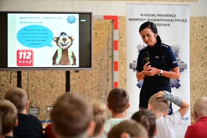 Policjanci podczas spotkania z dziećmi w szkole w Grabownicy Starzeńskiej