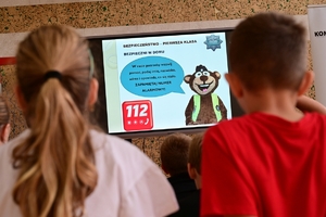 Policjanci podczas spotkania z dziećmi w szkole w Grabownicy Starzeńskiej