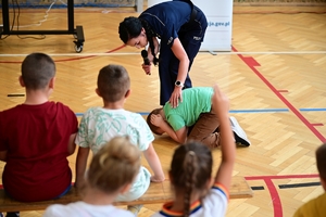 Policjanci podczas spotkania z dziećmi w szkole w Grabownicy Starzeńskiej