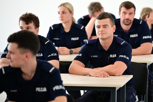 Policjanci podczas zakończenia szkolenia w auli OPP w Rzeszowie