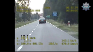 Zdjęcie z policyjnego wideorejestratora - samochód widoczny tyłem, napis 142,1km/h