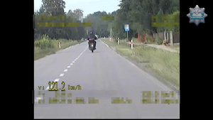 Zdjęcie z policyjnego wideorejestratora - motocyklista widoczny z tyłu, poniżej napis 122,1 km/h