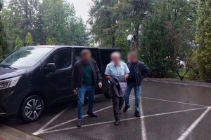 Policjanci prowadzą mężczyznę