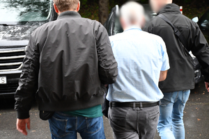 Policjanci prowadzą mężczyznę