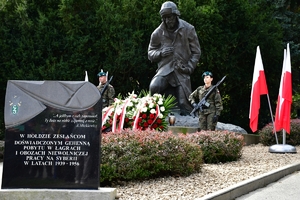 Policjanci i uczestnicy uroczystości w Parku Sybiraków w Rzeszowie