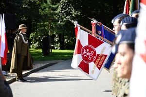 Policjanci i uczestnicy uroczystości w Parku Sybiraków w Rzeszowie