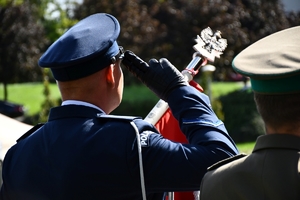 Policjanci i uczestnicy uroczystości w Parku Sybiraków w Rzeszowie