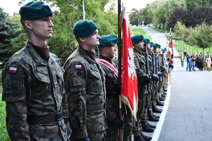 Policjanci i uczestnicy uroczystości w Parku Sybiraków w Rzeszowie