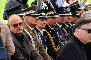 Policjanci i uczestnicy uroczystości w Parku Sybiraków w Rzeszowie