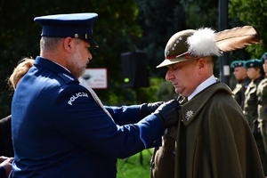 Policjanci i uczestnicy uroczystości w Parku Sybiraków w Rzeszowie