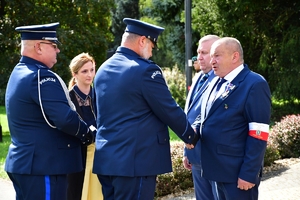 Policjanci i uczestnicy uroczystości w Parku Sybiraków w Rzeszowie