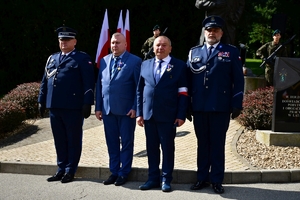 Policjanci i uczestnicy uroczystości w Parku Sybiraków w Rzeszowie