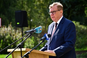 Policjanci i uczestnicy uroczystości w Parku Sybiraków w Rzeszowie