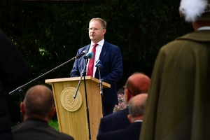 Policjanci i uczestnicy uroczystości w Parku Sybiraków w Rzeszowie