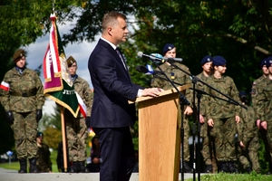Policjanci i uczestnicy uroczystości w Parku Sybiraków w Rzeszowie