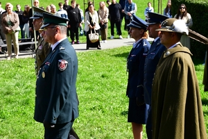Policjanci i uczestnicy uroczystości w Parku Sybiraków w Rzeszowie