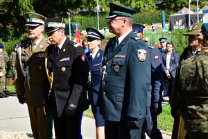 Policjanci i uczestnicy uroczystości w Parku Sybiraków w Rzeszowie