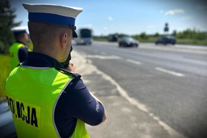 Policjanci sprawdzają prędkość pojazdów poruszających się po drodze