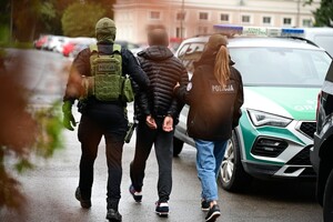 Policjanci podczas zatrzymania osoby