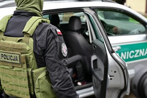 Policjanci podczas zatrzymania osoby