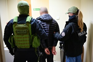 Policjanci podczas zatrzymania osoby