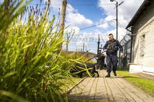 umundurowany policjant z psem służbowym