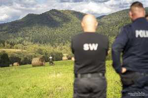 umundurowany policjant z psem służbowym