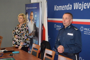 policjanci zgromadzeni na auli podczas szkolenia