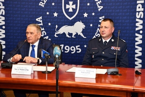 Komendant Wojewódzki Policji w Rzeszowie, policjanci i zaproszeni goście podczas podpisania porozumienia w WSPIA