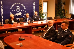 Komendant Wojewódzki Policji w Rzeszowie, policjanci i zaproszeni goście podczas podpisania porozumienia w WSPIA