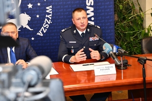 Komendant Wojewódzki Policji w Rzeszowie, policjanci i zaproszeni goście podczas podpisania porozumienia w WSPIA