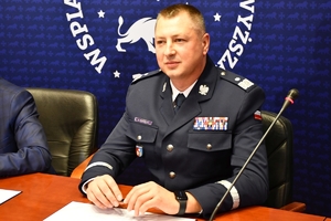 Komendant Wojewódzki Policji w Rzeszowie, policjanci i zaproszeni goście podczas podpisania porozumienia w WSPIA