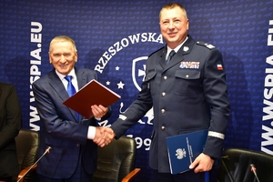 Komendant Wojewódzki Policji w Rzeszowie, policjanci i zaproszeni goście podczas podpisania porozumienia w WSPIA