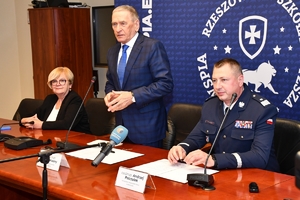 Komendant Wojewódzki Policji w Rzeszowie, policjanci i zaproszeni goście podczas podpisania porozumienia w WSPIA