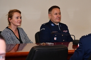 Komendant Wojewódzki Policji w Rzeszowie, policjanci i zaproszeni goście podczas podpisania porozumienia w WSPIA