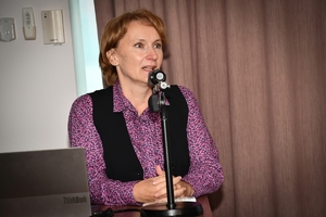 Policjanci i zaproszeni goście - uczestnicy szkolenia eksperckiego podczas warsztatów w sali wykładowej