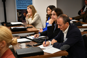 Policjanci i zaproszeni goście - uczestnicy szkolenia eksperckiego podczas warsztatów w sali wykładowej