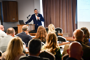 Policjanci i zaproszeni goście - uczestnicy szkolenia eksperckiego podczas warsztatów w sali wykładowej